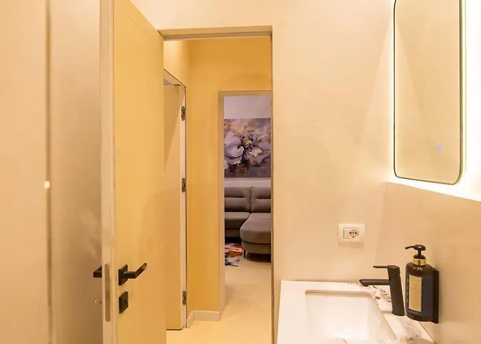 - Skanderbeg Square View ティラナ